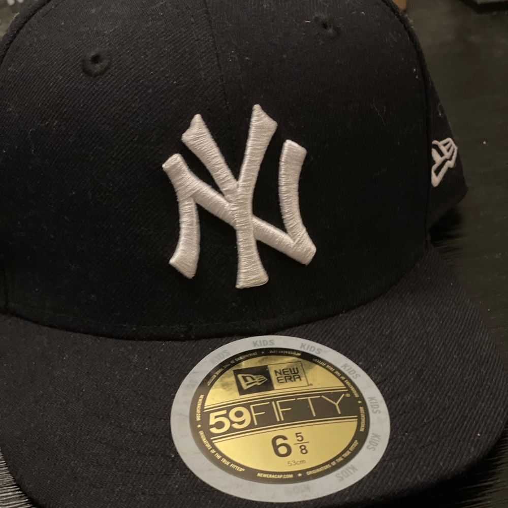 Youth New Era fitted size 6 5/8